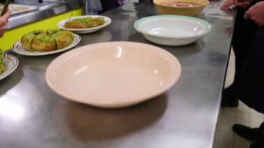 Profesyonel bir mutfakta kremalı çorbayla taze ekmek pişirip servis etmek..