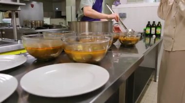 Şef modern restoran mutfağında çok iyi çorba servis ediyor..