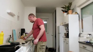 İnsan, modern mutfakta sadık bir köpekle yemek hazırlar..