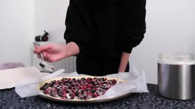 Sıcak mutfak ortamında taze malzemelerle ev yapımı meyveli tart hazırlıyorum..