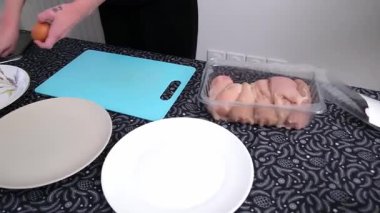 Yumurta hazırlamak: yumurta sarılarını mutfak tezgahında hassasiyetle kırmak ve ayırmak.