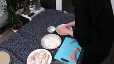 Tavukların hassasiyetle hazırlanması: modern mutfakta kaplama ve kızartma işlemi.