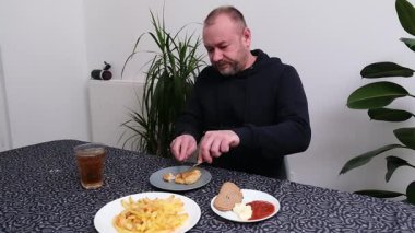 Erkekler mutfak masasında bitkilerle yemek yapmayı ve yemek yemeyi severler..