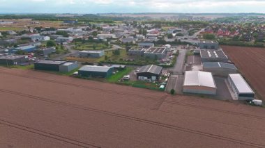 Tarlaları ve modern altyapısı olan, kırsal kesimin genişleyen hava manzarası.