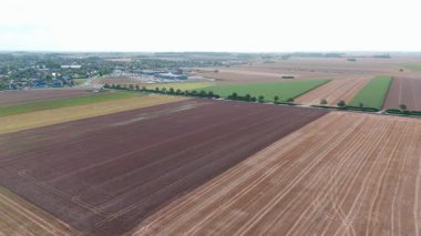 Bir köyün yakınlarındaki mevsimler boyunca geçiş yapan tarım arazilerinin havadan görünüşü.