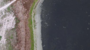 Rüzgarlı kıyı şeridinden yeşil kıyı manzarasına hava geçişi.