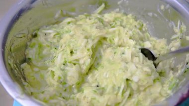 Güneşli kırsal esintide yemyeşil sarmaşık çiçek açar..