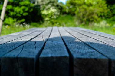 Yeşil Park 'taki ahşap piknik masasının yakın çekimi..