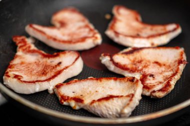 Tavada kızartılmış domuz pirzolası: Yapışmayan tavada sulu dilimler..