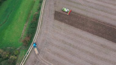 Traktör sürme alanlarının hava görüntüsü: faaliyet halindeki tarım makineleri.