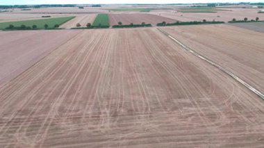 Gün batımında kırsal alandaki tarlaların ve tarlaların havadan görünüşü.