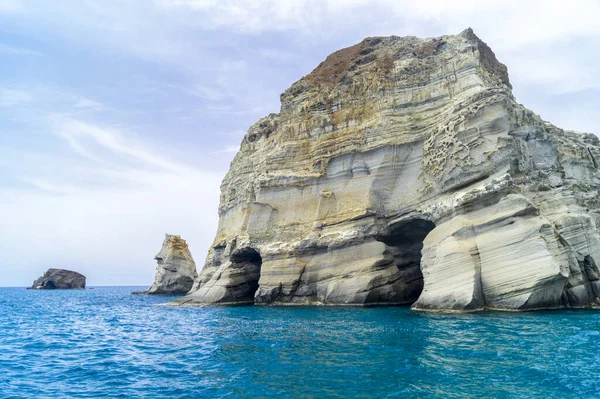 Grottes Formations Rocheuses Bord Mer Dans Région Sarakiniko Île Milos Photo De Stock