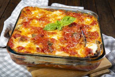 Fesleğenle pişirilmiş patlıcan parmesan fırını.