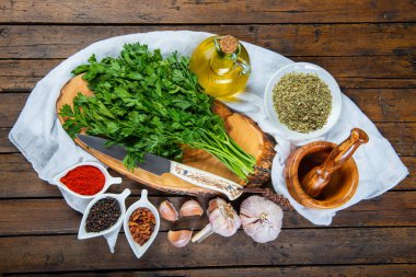 Chimichurri arjantin sosu ve hazırlamak için gerekli malzemeler.