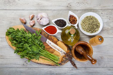 Chimichurri arjantin sosu ve hazırlamak için gerekli malzemeler.