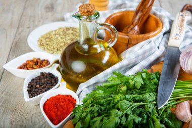 Chimichurri arjantin sosu ve hazırlamak için gerekli malzemeler.