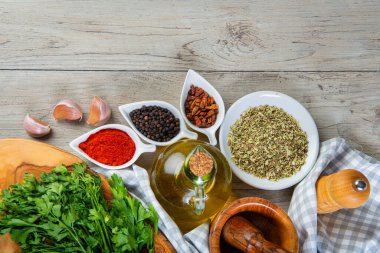 Chimichurri arjantin sosu ve hazırlamak için gerekli malzemeler.