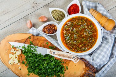 Chimichurri arjantin sosu ve hazırlamak için gerekli malzemeler.