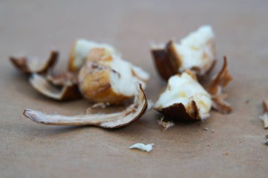 Kahverengi kağıt üzerinde tek doğranmış kestane.