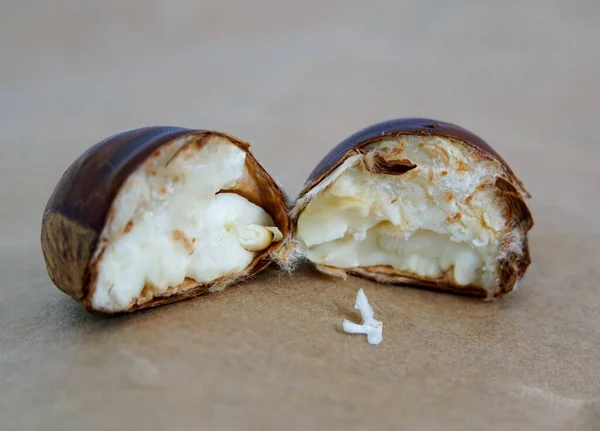 Separuh Chestnut Pada Latar Belakang Kertas Coklat — Stok Foto