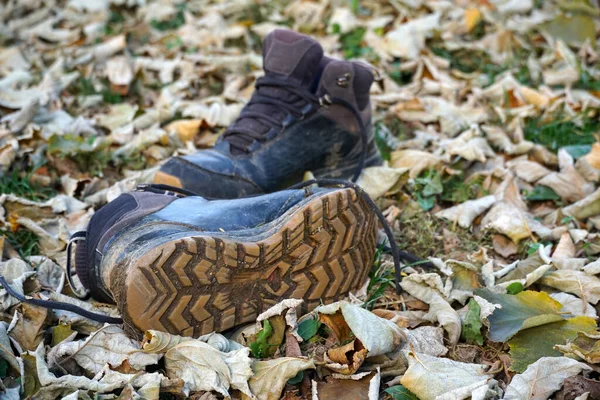 ブーツで泥をハイキングした後に古い汚いブーツ — ストック写真