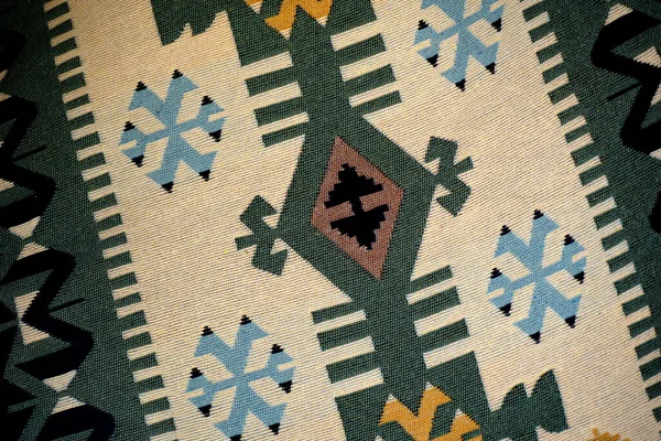 市集上出售的色彩艳丽的地毯 — 图库照片