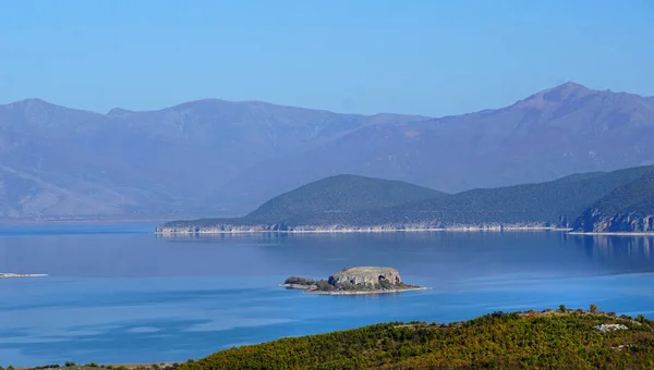 Imagen Lago Prespa Albania Isla Maligrad Otoño —  Fotos de Stock