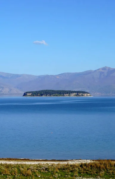 Εικόνα Μιας Λίμνης Πρέσπας Και Του Νησιού Golem Grad — Φωτογραφία Αρχείου