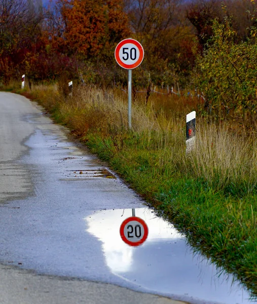 Úvahy Omezení Rychlosti Dopravní Značky Vodě — Stock fotografie
