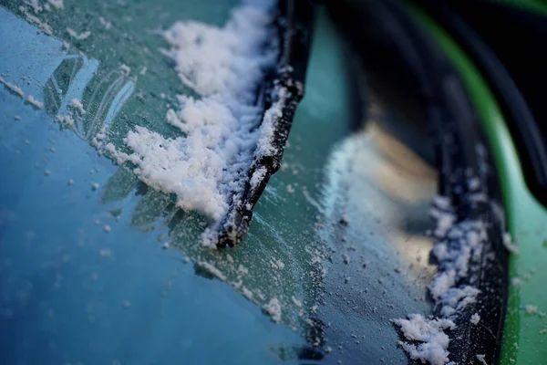 Zamarznięte Okno Samochodu Mroźny Zimowy Dzień Poranne Ujęcie — Zdjęcie stockowe