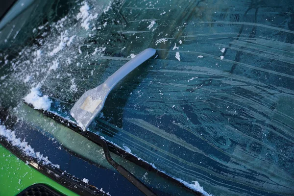 寒冷的冬日里 汽车的冰冻窗户 塑料刮板 — 图库照片