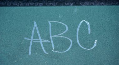 ABC 'nin soğuk bir kasım sabahında donmuş bir arabanın camına yazdığı mesaj.