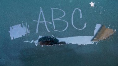 ABC 'nin soğuk bir kasım sabahında donmuş bir arabanın camına yazdığı mesaj.