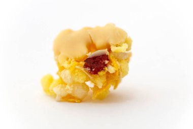 Beyaz arka planda yaban mersinli granola barı. Sağlıklı tatlı atıştırmalığı. Fındık ve böğürtlenli tahıl gevreği..