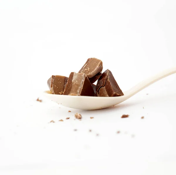 Barra Chocolate Pedaços Quebrados Pequena Colher Plástico Sobre Fundo Branco — Fotografia de Stock