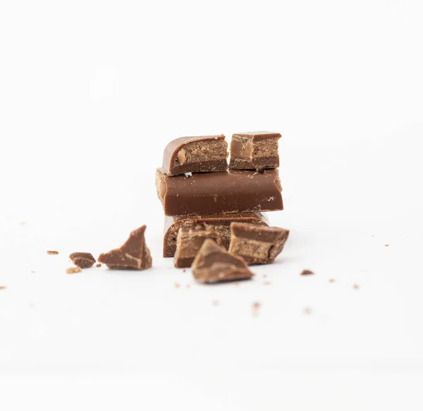 Çikolata Dolu Kırık Parçalar Beyaz Arkaplanda — Stok fotoğraf