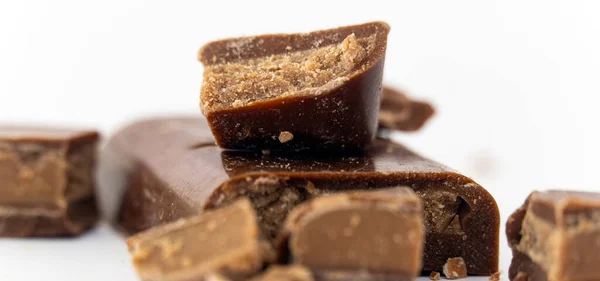 Barra Chocolate Recheada Pedaços Quebrados Sobre Fundo Branco — Fotografia de Stock