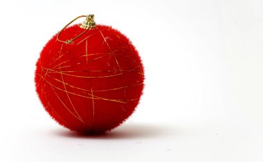 Beyaz arkaplanda fotokopi alanı olan noel topu.