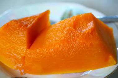 Bir tabak diyet konseptinde haşlanmış balkabağı dilimleri.