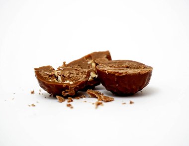 yarıya ve bütün çikolatalı top üzerinde beyaz izole