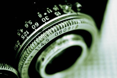 Eski kirli ve tozlu geçmişe dönük film kamerası merceğine yakın çekim.