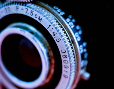 Eski kirli ve tozlu geçmişe dönük film kamerası merceğine yakın çekim.