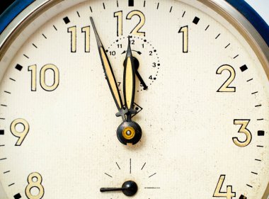 Beyaz arkaplanda retro alarm saati