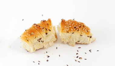 Ev yapımı taze ekmek, siyah karanfil ve susam tohumlu..