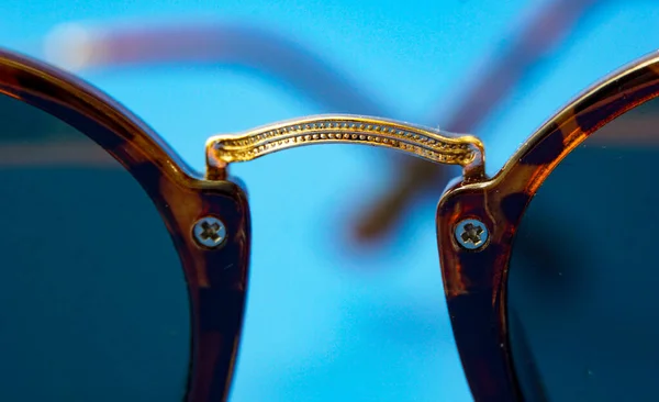 Gafas Sol Con Montura Plástico Negro Sobre Fondo Azul —  Fotos de Stock