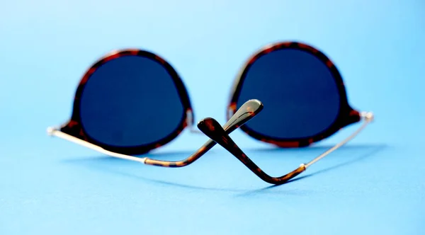 Zonnebril Met Zwart Plastic Frame Blauwe Achtergrond — Stockfoto