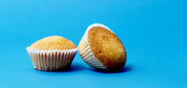 Lekkere Muffin Close Een Blauwe Papieren Achtergrond — Stockfoto