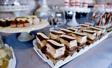 Masanın üzerinde kremalı çikolata, vanilya ve moka kaplı dondurmalı kek parçaları. doğum günü partisi