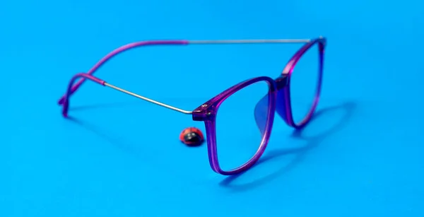 Close Van Levendige Roze Kunststof Bril Frames Blauwe Achtergrond — Stockfoto
