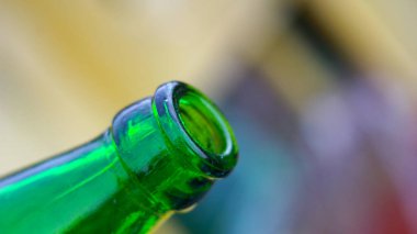 Boş şişe yakın çekim, içki konsepti .